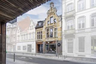 In the center of Izegem, we offer you a unique opportunity: a stately mansion, built in 1924, with a spacious commercial space on the ground floor...