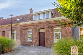 Deze karktervolle woning biedt heel wat mogelijkheden dankzij haar de vele kamers, praktische indeling en inpandige garage. Met enkele opfrissings- en renovatiewerken kan deze woning worden omgevormd tot een aangename gezinswoning met verrassend veel ruimte.<br /><br />Op het gelijkvloers kom je binnen via de <strong>inkomhal</strong> met trap naar de verdieping. Vooraan bevinden zich <strong>twee afzonderlijke kamers</strong>, die perfect kunnen dienen als slaapkamers, bureau, hobbyruimte of extra leefruimte. Verder is er een <strong>woon- en eetkamer,</strong> gevolgd door de keuken. Aansluitend bevinden zich een apart <strong>toilet</strong>, een ruimte met <strong>lavabo</strong> en een <strong>ruime berging </strong>met de stookolietank. Achteraan beschikt de woning bovendien over een inpandige <strong>garage</strong> en <strong>een overdekte ruimte.</strong><br />De eerste verdieping telt nog eens <strong>2 slaapkamers aan de voorzijde</strong>, terwijl <strong>achteraan</strong> een <strong>ruime kamer </strong>over vrijwel de volledige breedte van de woning zich bevindt. De verdieping bevindt zich gedeeltelijk onder het <strong>dak</strong>, dat <strong>geïsoleerd</strong> is.<br />Daarnaast is er een <strong>kelder</strong>, ideaal als bijkomende voorraad- of bergruimte.<br /><br />Ook technisch heeft de woning reeds enkele interessante troeven: er is <strong>dubbele beglazing</strong>, verwarming op stookolie, een <strong>regenwaterput</strong> en een <strong>septische put</strong>.<br />Troeven: Meerdere slaapkamers – inpandige garage – kelder – geïsoleerd dak – dubbele beglazing – regenwaterput – veel bergruimte – interessante renovatiemogelijkheden.<br />Een woning met een verrassend ruime indeling en heel wat potentieel, ideaal voor wie op zoek is naar een gezinswoning die volledig naar eigen smaak kan worden ingericht.
<h3>Interesse? Schrijf je in voor het bezoekmoment op woensdag 30 september</h3>
Via de zwarte knop op onze website kan je een tijdsstip naar keuze kiezen om langs te komen op het bezoekmoment. Heb je verder vragen? Stel ze gerust aan Sarah via sarah@maesconceptimmo.be.