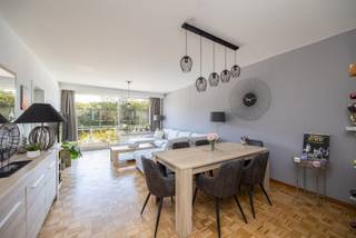 Ligging
Dit verzorgde appartement is gelegen aan de Wouter Haecklaan 13 bus 201, 2100 Deurne, in een aangename en rustige woonomgeving op wandelafstand van het Rivierenhof. Dankzij de centrale ligging geniet u van een vlotte verbinding met winkels, scholen en openbaar vervoer.
Indeling
Bij het betreden van de woning komt u terecht in een ruime en lichtrijke leefruimte, waar de grote raampartijen zorgen voor een overvloed aan natuurlijk licht. Vanuit de woonkamer heeft u rechtstreeks toegang tot een aangename terras.
Aansluitend bevindt zich de volledig geïnstalleerde keuken. Daarnaast beschikt de keuken over een praktische berging, ideaal voor extra voorraad en opslag.
Verder omvat het appartement twee volwaardige slaapkamers, voorzien van veel natuurlijke lichtinval. De badkamer beschikt zowel over een ligbad als een douche. Daarnaast is er een apart gastentoilet.
Tot slot beschikt het appartement ook over een privatieve kelderberging, ideaal voor extra opslagruimte.
Troeven
•	Ruime en lichtrijke leefruimte met terras 
•	Volledig geïnstalleerde keuken met aparte berging 
•	Twee volwaardige slaapkamers 
•	Privatieve kelderberging 
•	EPC-label B (geen renovatieverplichting) 
•	Asbestvrij 
•	Rustige en centrale ligging nabij Rivierenhof 