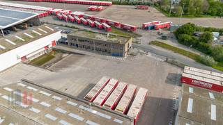 Industriële site bestaande uit 5.978 m² magazijnruimtes in combinatie met 1.037 m² kantoren op een terrein van maar liefst 14.700 m² te koop. <br /><br />De verschillende <strong>alleenstaande magazijnruimtes </strong>met oppervlaktes 1.027 m² - 1.086 m² - 1.880 m² en 1.985 m²<strong> </strong>hebben een vrije hoogte variërend tussen 4,62 m en 9,28 m. De ruimtes zijn toegankelijk via verschillende automatische sectionale poorten alsook <strong>4 laadkades</strong> en verschillende toegangsdeuren. Daarnaast zijn de loodsen, opgebouwd uit een staalconstructie met overspanningen in houten gelamelleerde liggers, voorzien van o.a. verschillende lichtstraten, (poly)betonvloer, LED-verlichting en een chauffeurslokaal met sanitair en douches.<br /><br />Het <strong>kantoorgebouw </strong>met veel natuurlijk lichtinval heeft een oppervlakte van 1.037 m². Het gebouw is opgebouwd uit twee bouwlagen en ingedeeld in een open space kantoorruimte in combinatie met afzonderlijke burelen met aanwezigheid van o.a. ontvangstbalie, vergaderzaal, kitchenette, sanitair en stockage. Ruime parkeermogelijkheden voor het gebouw.<br /><br />Het terrein, concessiegrond van de haven van Oostende,( wordt niet mee verkocht ) heeft een oppervlakte van 14.700 m². De site is volledig gelegen in het havengebied en uiterst vlot bereikbaar dankzij de uitstekende ligging op amper 1,6 km van de op- en afrit 4 Oostende van de A10. Beschikbaar bij akte.<br /><br />Contacteer PANORAMA voor bijkomende inlichtingen qua activiteit, mogelijkheden en concessievoorwaarden, plannen of een vrijblijvend plaatsbezoek 0476 215 115.