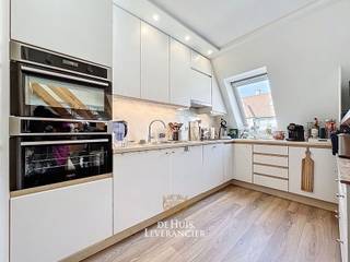 Welkom in dit charmante <strong>duplex-appartement</strong> op de derde verdieping (bereikbaar met lift) langs de geliefde Zeelaan in Koksijde. Hier woon je op een plek waar rust en levendigheid elkaar perfect ontmoeten: op <strong>wandelafstand van winkels, horeca en de zee</strong>, maar net ver genoeg van de drukte om écht thuis te komen. Dit appartement spreekt meteen tot de verbeelding van wie op zoek is naar een tweede verblijf aan de kust of een comfortabele woonst met karakter.<br /><br />Bij het binnenkomen voel je het meteen: dit is geen standaard appartement, maar een plek met een eigen ziel. De <strong>lichtrijke leefruimte</strong> met vide zorgt voor een open en ruimtelijk gevoel, terwijl de keuken naadloos aansluit. Hier geniet je van gezellige avonden, familiemomenten of een ontspannen weekend aan zee.  Dankzij de slimme indeling ervaar je het comfort van een woning met het gemak van een appartement.<br />Op de bovenverdieping bevinden zich <strong>drie volwaardige slaapkamers</strong> – een absolute troef in deze regio. Of je nu kinderen hebt, gasten ontvangt of een extra ruimte zoekt voor een bureau of hobby, hier heb je alle mogelijkheden. De aanwezigheid van zowel een badkamer als een aparte douchekamer zorgt bovendien voor extra comfort en flexibiliteit, ideaal voor gezinnen of logés.<br />Dit appartement werd met zorg vernieuwd en is volledig instapklaar. De conforme elektriciteit en recente updates geven je gemoedsrust. Bovendien zorgt het duplexgevoel voor extra privacy en een huiselijk karakter, wat het bijzonder aantrekkelijk maakt voor wie een tweede verblijf zoekt met nét dat tikkeltje meer beleving.<br /><br />De ligging is zonder twijfel een van de grootste troeven. Op enkele stappen van de levendige Zeelaan en toch in een rustige zone, met natuurgebieden zoals de Hoge Blekker vlakbij. Hier combineer je strandwandelingen, shoppen en culinair genieten met de rust van de kust. Bovendien profiteer je in Koksijde momenteel nog van een bijzonder interessant fiscaal voordeel voor wie er zijn hoofdverblijf vestigt.<br /><br />Dit is een unieke kans voor wie droomt van een eigen plek aan zee, met ruimte, licht en mogelijkheden. Of je nu op zoek bent naar een gezinsvriendelijk tweede verblijf, een slimme investering of een warme thuisbasis aan de kust – dit duplex-appartement heeft alles in huis.<br /><br />Laat deze kans niet voorbijgaan en ontdek zelf het gevoel van thuiskomen aan zee – plan vandaag nog je bezoek!<br /><br />EPC :  355 kWh/m<sup>2</sup> (Label D)<br />Stedenbouwkundige inlichtingen in aanvraag<br />Waterinfo : P-Score = A, G-Score = A<br /><br />Dit is niet wat je zoekt ? Al gehoord van AANKOOPBEGELEIDING ?   Wij zoeken, bezoeken en onderhandelen mee met jou voor eigendommen die worden aangeboden door particulieren, andere makelaars of eigendommen die zelfs (nog) niet te koop staan?<br />Vraag meer informatie over aankoopbegeleiding via welkom@dehuisleverancier.be of 0489/069.000<br /><br />de Huisleverancier : Persoonlijk, voor iedereen Service, Kwaliteit en Vertrouwen !<br /> 