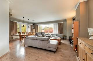 <p><span>WILRIJK - Oosterveld</span><span>: Instapklaar hoekappartement van ca 120m² met 3 slaapkamers en garage. EPC-label B.</span></p><p><span> </span></p><p><span>BESCHRIJVING:</span></p><p><span> </span></p><p><span>Dit zeer goed onderhouden appartement is gelegen op de 1° verdieping van een kleinschalig gebouw.</span></p><p><span><br />Via de inkomhal betreedt men de aangename en bijzonder lichtrijke leefruimte.</span></p><p><span>Dankzij de grote raampartijen geniet de leefruimte van een optimale lichtinval en een open, ruimtelijk gevoel.<br />De open keuken is volledig uitgerust met alle nodige toestellen, beschikt over veel kastruimte en wordt vervolledigd met een gezellig keukeneiland.</span></p><p><span>De nachthal geeft toegang tot een apart toilet, een praktische wasruimte, de badkamer en 3 volwaardige slaapkamers.<br />De badkamer is uitgerust met een ligbad (met douchemogelijkheid), dubbel lavabomeubel en handdoekdroger.</span></p><p><span>Slaapkamer 1 biedt toegang tot een knus terras waar het aangenaam vertoeven is op zonnige dagen.<br />Ook slaapkamer 2 geniet van een mooie oppervlakte en een aangename lichtinval.</span></p><p><span>Slaapkamer 3 is momenteel ingericht als dressing met 2 ruime maatkasten.</span></p><p><span> </span></p><p><span>Verder beschikt het appartement over een ruime kelderberging op niveau -1.<br />Een privatieve garagebox bevindt zich naast het gebouw en is apart te koop voor 25.000 €.</span></p><p><span> </span></p><p><span>BIJZONDERHEDEN:</span></p><p><span> </span></p><p><span>- Aangename lichtinval en ruime kamers</span></p><p><span>- Energiezuinig appartement - EPC-label B</span></p><p><span>- Overal nieuwe ramen</span></p><p><span>- Elektriciteit is conform</span></p><p><span>- Recente, gemeenschappelijke condenserende cv ketel (°2021)</span></p><p><span>- Ingebouwd muziek systeem</span></p><p><span>- Gemeenschappelijke kosten ca. 300 €/ maand (provisie voor verwarming, water, onderhoud gemene delen, syndicuskosten, blokpolis,...)</span></p><p><span>- Zeer goede, residentiële ligging, nabij bij ziekenhuizen, winkels, openbaar vervoer en invalswegen</span></p><p><span> </span></p><p><span> </span></p>