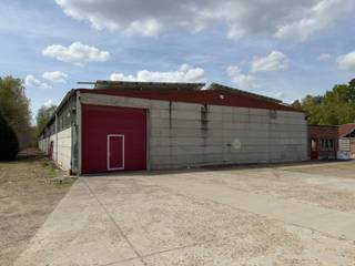 TE HUUR - BEDRIJFSHAL GENK<br /><br />Ruime bedrijfshal van 900m² met afgesloten kantoorruimte van 100m² - gelegen op een strategische locatie aan Woudstraat 15 - nu beschikbaar voor verhuur.<br /><br />Kenmerken:<br />-900m² aan functionele ruimte, ideaal voor productie, opslag, distributie, of andere bedrijfsactiviteiten.<br />-Sectionaalpoort<br />-Strategische ligging voor nationale en internationale distributie.<br />-Flexibele indeling voor diverse bedrijfsactiviteiten.<br />-Ruime parkeergelegenheid<br /><br />EXTRA:<br />* Goedkopere stroom d.m.v. eigen PV-installatie<br />* Mogelijkheid tot huren van buitenterrein (vraag naar voorwaarden).<br /><br />Voor meer info: info@jansenrealestate.be of 011/39 90 50.