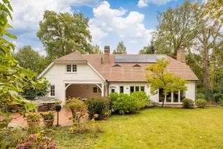 NIVEAU -1Wijnkelder.Bergkelder.Kruipkelder.NIVEAU 0Inkomhal.Leefruimte 60m² op eiken parket met openhaard.Keuken 22m².Nachthal, voorzien van...