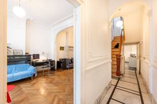 <p><span>Step inside this beautiful townhouse and let yourself be completely charmed by its authentic features. The Stadspark is located at the end of the street, and you’ll find various shops and schools in the immediate vicinity. </span></p><p><span> </span></p><p><span>On the ground floor, facing the street, you’ll find the living area that flows into the dining room. In the dining room, you can dine beneath the beautiful stained-glass window, complemented by matching wainscoting on the wall. </span></p>