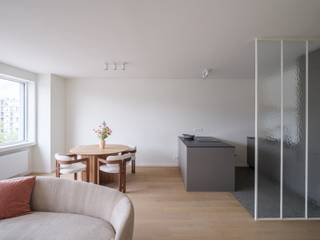 Appartements exclusifs de 2 chambres à vendre au cœur de Deinze<br />Vous recherchez un appartement spacieux et de qualité, idéalement situé à Deinze ?<br />Alors ceci est fait pour vous !<br />Pour plus d’informations ou pour une visite : elisa@ocvastgoed.be ou +32 468 45 65 26<br />Découvrez ce magnifique immeuble récemment rénové, situé au centre de Deinze, avec tous les commerces et commodités accessibles à pied.<br />En 2025, l’ensemble du bâtiment a été entièrement rénové et transformé en 6 appartements élégants, chacun achevé avec des matériaux haut de gamme et une grande attention aux détails.<br />Les appartements varient entre 97 m² et 114 m² et offrent un confort de vie optimal :<br />2 chambres spacieuses<br />Salle de bain luxueuse avec double lavabo, baignoire indépendante et douche à l’italienne<br />Cuisine moderne avec îlot central, entièrement équipée avec tous les appareils nécessaires<br />Agréable combinaison de parquet et carrelage<br />Deux espaces de rangement pratiques dans l’appartement<br />Terrasse ensoleillée à l’arrière<br />L’immeuble dispose également d’un ascenseur, rendant les appartements particulièrement accessibles et confortables.<br />Que vous soyez à la recherche d’un investissement immobilier de qualité, ou que vous souhaitiez profiter vous-même d’un cadre de vie lumineux, spacieux et central, ce projet combine le meilleur des deux mondes.<br />Rénovation de haute qualité – finitions soignées – vivre au centre de Deinze !<br />Surface brute au sol (mesurée selon EPC) : 97 m² et 114 m²<br />Prix entre 375.000 € et 420.000 €<br />Informations urbanistiques : permis de bâtir, pas de permis de lotissement, zone d’habitat, pas de droit de préemption, aucune mesure judiciaire ou administrative imposée.<br />Pas en zone à risque d’inondation. P-score = A, G-score = A, aucune obligation de rénovation.<br />Électricité conforme.<br />PEB :<br />Lot 1 : 135 kWh (B)<br />Lot 2 : 92 kWh (A)<br />Lot 3 : 95 kWh (A)<br />Lot 4 : 97 kWh (A)<br />Lot 5 : 193 kWh (B)<br />Lot 6 : 263 kWh (C)