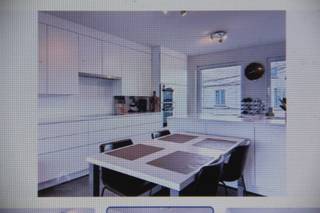 Moderne instapklare woning van 2007 in Roeselare met ruime garage en elektrische poort, plaats voor een 5-tal wagens. Ideaal voor startend gezin of zelfstandige die veel ruimte kan gebruiken.