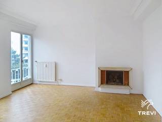 <p><strong>ELSENE – In de gegeerde wijk Ter Kamerenbos en Solbosch, in de directe nabijheid van de Franklin Rooseveltlaan, de ULB, openbaar vervoer en winkels, schitterend 2-slaapkamerappartement van ±90m² bewoonbare oppervlakte gelegen op de 2e verdieping. Het appartement bestaat uit een inkomhal, een woonkamer van ±28m², een uitgeruste keuken (oven, kookplaat, dampkap, koelkast/vriezer, vaatwasser), een nachtgang met apart toilet, een slaapkamer van ±13,5m², een tweede slaapkamer van ±10m² met klein balkon, een badkamer (bad, douche, aansluiting voor wasmachine, wastafel) en een kelder. Provisie voor lasten van € 250/maand (warm water, verwarming, gemeenschappelijke delen). EPC G*. Onmiddellijk beschikbaar. Afmetingen worden ter indicatie gegeven.</strong></p>
<p><strong> </strong></p>
<p><u>Op de 2<sup>e</sup> verdieping:</u></p>
<ul>
<li>Inkomhal</li>
<li>Woonkamer van ±28m²</li>
<li>Uitgeruste keuken (oven, kookplaat, dampkap, koelkast/vriezer, vaatwasser)</li>
<li>Nachtgang met apart toilet</li>
<li>Slaapkamer van ±13,5m²</li>
<li>Slaapkamer van ±10m² met klein balkon</li>
<li>Badkamer (bad, douche, aansluiting voor wasmachine, wastafel)</li>
</ul>
<p> </p>
<p>Kelder nr. 63</p>
<p>Provisie voor lasten van € 250/maand (warm water, verwarming, gemeenschappelijke delen)</p>