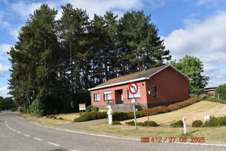 <br />Landelijke woning instap klaar op 2035m²met veel potentieel.<br /><br />Deze vrijstaande woning gelegen in Eindhout ,binnen de straal van 500m zijn er winkels ,school en openbaar vervoer.<br />De op en afrit van E313 bevindt zich op slechts enkele minuten rijden.<br />Een troef aan deze woning is dat alles zich bevind op het gelijkvloers .<br />Alsook dat er geen renovatie verplichtingen zijn .(EPC .D)<br />Beschrijving.<br /><br />- Via de inkomhal komen we in de lichtrijke woonkamer.<br />Daarna komen we verder in de ingerichte keuken vandaar kunnen we de badkamer betreden ,maar ook via de vaste trap naar garage en kelders.<br />Langs de gang gaan we verder naar de 3 ruime slaapkamers en apart toilet. via een vaste trap naar het zolder.<br />Buiten hebben we nog een groot zonnig terras en komen we zo verder in de volledig omheinde tuin waarlangs we via een poort naar het achterliggende straatje weg kunnen.<br /><br />Vragen of afspraak Tel; 0498239983<br /><br />