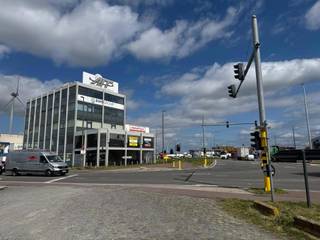 - 175m² schowroom te huur<br />- 120 tot 470m² kantoren te huur<br />- 400m² magazijn te huur<br />- diverse huurcombinaties mogelijk <br />- zichtlocatie langs de Nooderlaan <br />- magazijn met 2 GV poorten<br />- kantoren gerenoveerd