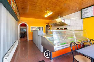 <p>Au premier et au deuxième étage se trouve un spacieux duplex comprenant une cuisine équipée, une salle de bains dotée d'une baignoire, d'un lavabo et de toilettes, trois chambres et un grenier aménageable.</p>