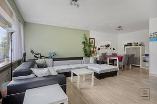 <p>Dit zeer ruime en instapklare gelijkvloers appartement beschikt over 3 slaapkamers, staanplaats en een bewoonbare oppervlakte van maar liefst 124 m². De grote zonnige tuin biedt tal van mogelijkheden om te genieten van het buitenleven. <br /><br />Bij het betreden van het appartement komt u in de inkomhal met vestiaireruimte. De ruime en lichtrijke woonkamer sluit naadloos aan op de volledig geïnstalleerde en vernieuwde leefkeuken. Deze moderne keuken is uitgerust met een ontbijthoek en hoogwaardige toestellen, waaronder een combi-oven, combi-microgolfoven, combi-stoomoven, ingebouwde koffiemachine, koelkast met vriezer, inductiekookplaat, dampkap, spoelbak, vaatwasser en ingemaakte kasten.<br />Aansluitend aan de keuken bevindt zich een praktische bergruimte met aansluiting voor wasmachine en droogkast.<br />Via de nachthal bereikt u de volledig ingerichte dressing (of bureau-/hobbykamer), het aparte gastentoilet en de badkamer, die voorzien is van een inloopdouche en een stijlvol lavabomeubel. Verder beschikt het appartement over drie ruime slaapkamers (allen voorzien van vliegenramen/-deur. De master bedroom alsook de 3e slaapkamer geven rechtstreeks toegang tot het privatieve en zonnige terras, dat aansluit op een prachtige tuin met een schitterend en rustgevend uitzicht. <br /><br />Extra: <br />- EPC-klasse C (239 kWh -> GEEN renovatieverplichting!) <br />- Elektriciteit = CONFORM<br />- Asbestveilig<br />- Overal rolluiken voorzien<br />- Terras + ramen living en keuken voorzien van zonnewering<br />- Watertoets: perceelscore A, gebouwscore A. <br />- Woongebied, VKr, Gmo, Vg, Gvv, niet opgenomen in het maatregelenregister. <br /><br />Nabij school, winkels, autosnelweg, openbaar vervoer, etc. Voor meer info ga naar www.coenenvastgoed.be of bel 03/375.82.92</p>