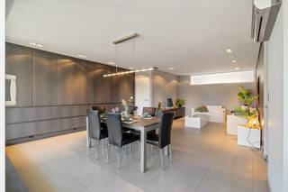 <p><span>Dans cet appartement récent en duplex, vous profiterez du calme et de la tranquillité et d'une belle vue sur un parc de 70 hectares. </span></p><p><span>L'appartement dispose d'une salle à manger spacieuse, d'un coin salon et d'une cuisine ouverte avec vue sur le parc. Dans le hall d'entrée se trouve un vestiaire avec des toilettes pour les invités. La salle à manger dispose d'un mur de placards et d'une pièce de rangement séparée avec des raccordements pour les machines à laver et à sécher. L'escalier à l'étage abrite 4 chambres à coucher, deux salles de bains et deux toilettes.</span></p><p><span>L'appartement est économe en énergie grâce à son chauffage par le sol et confortable grâce à sa climatisation. </span></p><p><span>La cuisine est équipée d'une plaque de cuisson à induction et d'une tasse à gaz (wok) d'une part. Le lave-vaisselle, le four à vapeur, le micro-ondes, le réfrigérateur et le congélateur sont tous intégrés.</span></p><p><span>Le spacieux living donne accès par fenêtre coulissante à une terrasse sans vis à vis. </span></p><p><span> </span></p><p><span>L'appartement a été construit en 2012 et est comme neuf. Vente sous droit d'enregistrement.</span></p><p><span>Il y a un ascenseur. Possibilité d'acheter un spacieux garage/atelier simple/double ou 2 x double -2.</span></p><p><span>Situation unique grâce à la proximité du ring de Louvain, de SportOase, du parc industriel Haasrode et de l'autoroute E40.</span></p><p><span>Le parc est une oasis de calme et dispose de son propre court de tennis.</span></p><p><span>Abri à vélos commun disponible.</span></p><p><span> </span></p>