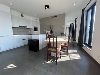 <p><span>Droomt ook u van een tête-à-tête bij zonsondergang met uniek zicht op de Schelde? Dan zal dit nieuwbouw hoek appartement op de 4de verdieping in loftstijl zeker bekoren! U beschikt over een lichte woonkamer met open keuken, deels open slaapkamer voorzien van verduisterende gordijnen en badkamer met douche. Aansluiting voor was/droogkast. Voorziening van lift, kelder en fietsen berging. - NIET GEMEUBELD -  Maandelijkse kosten: 100,- euro bevatten: onderhoud lift, onderhoud ventilatie, onderhoud cv, minuterie - EPC: 69.9 UC: 02649  - Huurwaarborg: 2 775 euro (3 maanden huur) -  Onmiddelijk beschikbaar - Type contract: Bepaalde duur - Adres: Plantinkaai  18/20 - 2000 ANTWERPEN - Voor de 360° tour en online verhuurafspraken ga naar www.abricasa.be!</span></p>