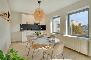 Op een centrale en goed bereikbare ligging in de Kerkstraat te Borgerhout bevindt zich dit volledig gerenoveerde appartement op de derde verdieping. De buurt biedt een uitstekende combinatie van stedelijk wonen en bereikbaarheid, met winkels, openbaar vervoer, scholen en verschillende horecazaken in de onmiddellijke omgeving. Ook het centrum van Antwerpen is vlot bereikbaar.<br /><br />We betreden het appartement rechtstreeks via de aangename leefruimte met open keuken, die als centrale ruimte toegang geeft tot de overige vertrekken. De keuken is uitgerust met alle nodige toestellen, waaronder een vaatwasmachine, koelkast, kookplaat, dampkap en voldoende opbergkasten.<br /><br />De badkamer werd eveneens volledig vernieuwd en beschikt over een moderne inloopdouche en badkamermeubel. Daarnaast is er een apart gastentoilet.<br /><br />Verder beschikt het appartement over een ruime, volwaardige slaapkamer met voldoende plaats voor het voorzien van een grote inbouwkast.<br /><br />Het appartement bevindt zich op de derde verdieping van een kleinschalig gebouw zonder lift, waardoor de gemeenschappelijke kosten bijzonder laag blijven. Alle nutsvoorzieningen zijn individueel.<br /><br />Ook energetisch scoort het appartement uitstekend met een gunstig EPC-label B. Zowel de gevels als het dak werden volledig geïsoleerd volgens de huidige normen. De verwarming gebeurt via een individuele condensatieketel. Alle ramen hebben dubbele beglazing en PVC raamprofielen. De elektrische installatie is conform het AREI<br /><br />Een instapklaar en energiezuinig appartement op een centrale ligging, ideaal voor eigen bewoning of als investering.
