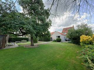 <p><span>Kopen-wonen-verhuizen! Dat kan in deze goed onderhouden open bebouwing met bruto oppervlakte van 195m</span><span><sup>2</sup></span><span> en een prachtige tuin! Een ruim perceel met overdekte lounge, een schitterende plek om te onthaasten!</span></p><p><span>Rust vind u zeker ook binnen in huis. De leefruimte kijkt uit op terras en tuin en de leefkeuken sluit er rechtstreeks op aan. Gezelligheid troef in de leefruimte dankzij de recente gashaard, ideaal bij killer weer!</span></p><p><span>De keuken is een ware leefkeuken!</span></p><p><span>Verder zijn er gelijkvloers nog de badkamer, technische berging en berging-wasplaats.</span></p><p><span>Op de 1ste verdieping zijn er 3 slaapkamers en sanitair. Allemaal aangename, lichte kamers! Op de 2de verdieping is er de grote master-bedroom! Deze airco-gekoelde ruimte laat eventueel ook toe ze in te delen in meerdere kamers.</span></p><p><span> </span></p><p><span>Verder beschikken we hier over een ruime carport en fietsenstalling.</span></p><p><span>De uitgestrekte tuin met meerdere gezellige terrassen is een waar toevluchtsoord, de moes- en kruidentuin laten u toe te oogsten in eigen tuin!</span></p><p><span> </span></p><p><span>Het pand laat via grote ramen volop licht binnen stromen!</span></p><p><span> </span></p><p><span>De ligging biedt een rustige, landelijke atmosfeer met een uitstekende bereikbaarheid. De dorpsschool is vlakbij, winkels op fietsafstand! Kortom, dit is een uitnodigend thuis voor wie zoekt naar ruimte, comfort en een prachtige groene omgeving.</span></p><p><span> </span></p><p><span>Interesse? Contacteer ons via 0479/01.01.01!</span></p><p><span> </span></p><p><span> </span></p><p><span> </span></p><p><span> </span></p>