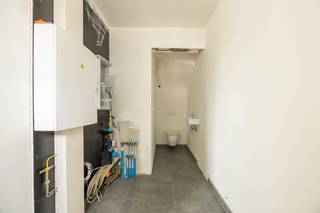 <p>Prachtige nieuwbouwwoning van (bruto bew. opp. 195m²) met voorberekend E-peil 20 (Volledig EPB verslag in aanvraag), 3 tot 4 slaapkamers, hoogwaardig afgewerkt en zonnige tuin. Deze woning is gelegen dichtbij het centrum van Herenthout en handig gelegen met alle-in en uitvalswegen en al de nodige voorzieningen (supermarkt, bakker, slager) in de directe omgeving.<br /><br />INDELING: Inkomhal met vestiaire gedeelte en apart gastentoilet. Vervolgens een ruime leef/ eet ruimte met echt veel lichtinval en directe connectie tot de openkeuken. De keuken is met hoogwaardige materialen afgewerkt (Qooker kraan, composiet blad, Inductie kookvuur, etc.). Achterliggend heb je nog een handige wasplaats/bijkeuken met verdere toegang tot de tuin. Vloerbekleding bestaat uit een keramische tegel met vloerverwarming en koeling.<br /><br />V1: Via de trap (arduin geschuurd) betreden we de nachthal met toegang tot alle vertrekken; Twee écht ruime slaapkamers en 1 kinderkamer / hobbyruimte, Als ook een luxueuze badkamer met inloopdouche, bad en dubbele lavabo. Eveneens is er een apart toilet voorzien. V2: Ruime slaapkamer van +/-25m² en technische ruimte/zolder toegankelijk via vaste trap. Zowel V1 als V2 bestaat uit een meerlaagse eikenparket met vloerverwarming en koeling. Tot slot een aangename tuin met terras, parkeermogelijkheid achteraan de woning (mits hoek perceel). Vergunning aangevraagd met carport, aankoop met carport is bespreekbaar.<br /><br />BIJZONDERHEDEN: Zeer energiezuinige woning (E-peil 20 voorberekend - Vrijstelling KI voor 5 jaar) – Woning volledig opgeleverd – Vooruitstrevende technieken, Warmtepomp (lucht-water), Zonnepanelen (18panelen – 8010 kWp), Ventilatiesysteem C, etc. Aankoop onder 21% BTW op de constructie; op het grond aandeel 12% RR - Vrijstelling KI 5 Kwalitatieve afwerking door lokale aannemers. Echt ruime slaapkamers met het wooncomfort als centraal orgaan – Buitenschrijnwerk Aluminium en Pvc.<br /><br />- Aansluitingen nutsvoorzieningen: 5.000 euro<br /><br /><br /></p>