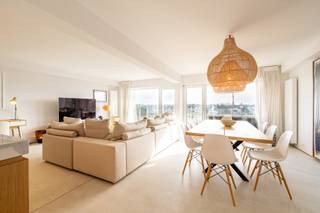 En vente exclusive: Situé dans un quartier très prisé du Zoute, à deux pas de la digue, cet appartement exceptionnellement spacieux et lumineux offre une vue imprenable sur les villas du Zoute. <br /><br />L'appartement a été aménagé avec un grand soin et un goût raffiné, avec des matériaux de haute qualité.  <br />Le vaste séjour bénéficie d'une luminosité exceptionnelle grâce à sa large façade et ses grandes fenêtres s'ouvrant sur une terrasse exposée plein sud. <br />Une cuisine ouverte entièrement équipée y est attenante.<br /><br />L'espace nuit comprend trois chambres spacieuses, chacune avec sa propre salle de bains ou salle de douche, pour un confort optimal.