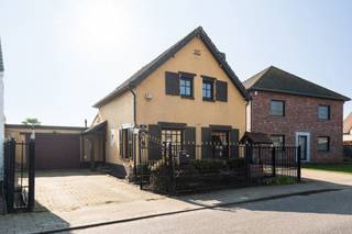 Gezinswoning op 897m² te Essen-Wildert met tuin en verwarmd zwembad! Deze verrassende ruime woning bevat o.a. een lichtrijke leefruimte, een...