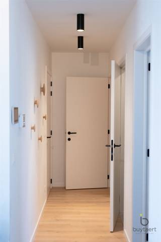 <p><span>RUIME&LICHTE LUXE DUPLEX/PENTHOUSE IN RECENTE RUSTIGE VERKAVELING!</span></p><p><span>Dit luxueuze pand bevindt zich in de vrij recente verkaveling 'Domein De Bos', op wandelafstand van het centrum van Heist-op-den-Berg. </span></p><p><span>Dit modern appartementencomplex 'Amber Park', rustige gelegen omgeven door groen, is een prestigieus gebouw, hierin een unieke duplex penthouse met een ruimtelijke gevoel wat volledig tot zijn recht komt door de diagonale nok van het gebouw.</span></p><p><span>De lift brengt je naar de 2</span><span><sup>de </sup></span><span>verdieping, je komt in de inkomhal met toegang tot het gastentoilet met handenwasser, een ruime berging/wasplaats, de master bedroom met ensuite badkamer en verder naar de leefruimte. </span></p><p><span>Dankzij de grote raampartijen is er een enorme lichtinval en de parketvloeren geven een gezellig huiselijk gevoel.</span></p><p><span>De leefruimte loopt verder door naar de open keuken voorzien van alle nodige toestellen en inbouwkasten, verder de dubbele schuifraam, die toegang geeft tot het gezellige terras met zicht op de aangelegde tuinen.</span></p><p><span>Via de trap naar de 3de verdieping, vide, ideaal als bureel, dressing of ontspanningsruimte. Verder een tweede slaapkamer met aansluitend een tweede badkamer, ingericht met douche, toilet en lavabomeubel. Deze verdieping heeft eveneens veel natuurlijk licht dankzij de veluxramen. </span></p><p><span>Bijkomend aan te kopen een ondergrondse autostaanplaats (+25.000€) alsook een berging (+5.000€) bij aan te kopen. </span></p><p><span>Instapklaar, energiepeil E9, ventilatie systeem, zonnepanelen, pre-voorziening airco, gemeenschappelijke fietsenstalling, bring-me box voor pakketjes, een supermarkt achter de hoek,... wat wil u nog meer? </span></p><p><span>Er worden 4 units verkocht (2x duplex-penthouse en 2x appartement op de 1ste verdieping). De units zijn allen standvastig verhuurd, dus tevens ideaal voor een investeerder!</span></p><p><span>Contacteer ons voor bijkomende info of plan je bezoek! </span></p><p><span> </span></p>