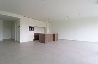 Welkom in het hart van Ardooie, welkom in residentie Parkzicht 2. Het uniek woonproject met het comfort van vandaag met zicht achteraan op het gemeentelijk park en op loopafstand van de markt van Ardooie.<br /><br />Deze kleinschalige residentie, slechts 8 appartementen, heeft een ondergrondse parkeergarage en een stijlvol afgewerkte inkomhal met trappenhal en lift.<br /><br />U komt het appartement binnen via de ruime inkomhal met apart gastentoilet. Verder is er toegang naar de lichtrijke leefruimte (met grote glaspartijen en parket) met aansluitend de open keuken. Ook is er een aparte berging.<br /><br />Verder zijn er 2 volwaardige slaapkamers en 1 badkamer. Een unieke troef zijn de twee terrassen. <br /><br />Het bijhorende ondergrondse complex omvat 12 staanplaatsen en bergingen.<br /><br />Aankoop mogelijk onder 6 % BTW.<br /><br />Wenst u graag een bezoek aan dit prachtig appartement of meer informatie? Contacteer ons gerust.