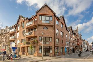 Instapklaar, netjes onderhouden duplexappartement van maar liefst 189m², op de vierde verdieping, met o.a. 3 slaapkamers, 2 badkamers en...