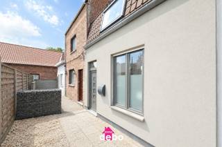 Bent u op zoek naar een gezellige, instapklare en energiezuinige woning? Dan is deze charmante woning in Harelbeke zeker een bezoek waard!<br /><br /><strong>Bezoekmoment op zaterdag 27 juni van 13u00 tot 14u30, mits afspraak.</strong><br /><br />Bij het binnenkomen wordt u verwelkomd in een aangename en lichtrijke leefruimte die naadloos aansluit op de open keuken. De praktische indeling zorgt voor een optimaal wooncomfort en een gezellige sfeer.<br />Verder beschikt de woning over:<br />1 volwaardige slaapkamer<br />Een moderne badkamer uitgerust met een inloopdouche en een tweede toilet<br />Een aparte berging/wasruimte met extra opbergruimte<br />Een vaste trap naar de zolder, die tal van mogelijkheden biedt als opslagruimte of verdere inrichting<br />Buiten geniet u van een gezellig terras waar het heerlijk vertoeven is tijdens zonnige dagen.<br />Dankzij de energiezuinige eigenschappen en de instapklare afwerking is deze woning ideaal voor alleenstaanden, koppels of investeerders die op zoek zijn naar een zorgeloze aankoop.<br /><br />Troeven:<br />- Instapklaar<br />- Zeer energiezuinig<br />- Zonnepanelen<br />- Aangenaam terras<br />- Centrale ligging in Harelbeke<br /><br />Interesse? Contacteer ons vandaag nog voor een bezoek en ontdek zelf de charme van deze woning!