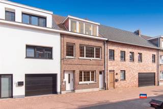 <p><span>HEMIKSEM | CHARMANTE (OP TE FRISSEN) RIJWONING MET DRIE À VIER SLAAPKAMERS EN PRACHTIGE TUIN | EPC D </span></p><p><span>Indeling als volgt: gelijkvloers: inkomhal - woon/eetkamer - keuken - veranda - tuin.</span></p><p><span>Eerste verdieping: traphal - bureau - slaapkamer - slaapkamer - badkamer. </span></p><p><span>Tweede verdieping: traphal met ingebouwde kast - zolderkamer - douchekamer.</span></p><p><span> </span></p><p><span>Extra troeven:</span></p><ul><li><span>Zuidoost-georiënteerde tuin</span></li><li><span>Gelegen in een rustige wijk in Hemiksem, dichtbij scholen, handel, park en uitvalswegen</span></li><li><span>Zolderkamer met veel mogelijkheden</span></li><li><span>Vlakbij het gemeentehuis, natuurdomein van hemiksem</span></li></ul><p><span> </span></p><p><span> </span></p>