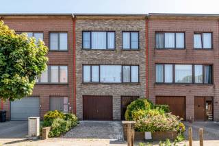 <p>Bent u op zoek naar een verzorgde beletagewoning met nét dat tikkeltje meer? Dan zal deze woning u aangenaam verrassen. Hoewel het pand de "klassieke" indeling van een beletage heeft, onderscheidt het zich door een aantal unieke troeven die zelden samen voorkomen.</p>
<p>Een van de absolute blikvangers is de uitzonderlijk diepe tuin, waar u kunt genieten van rust, privacy en groen. Dankzij de aanwezigheid van twee afzonderlijke tuinkamers biedt deze buitenruimte tal van mogelijkheden voor ontspanning, hobby's, moestuin of een creatieve invulling naar eigen wens.</p>
<p>Op de eerste verdieping bevindt zich de lichtrijke leefruimte met aansluitend een volwaardig terras. Via de trap heeft u rechtstreeks toegang tot de tuin, waardoor binnen en buiten naadloos in elkaar overvloeien. Een ideale plek om te genieten van een ontbijt in de ochtendzon of gezellige zomeravonden met familie en vrienden.</p>
<p>Achter de garage bevindt zich bovendien een extra kamer die vandaag ingericht is als tweede (zomer)keuken. Deze ruimte kan echter perfect worden aangepast aan uw persoonlijke behoeften en leent zich uitstekend als extra slaapkamer, bureau, hobbyruimte, praktijkruimte of speelkamer.</p>
<p>De woning combineert de praktische voordelen van een traditionele beletage met extra leefruimte, een uitzonderlijke tuinbeleving en tal van gebruiksmogelijkheden. Een ideale gezinswoning voor wie ruimte, comfort en flexibiliteit weet te appreciëren.</p>
<p><strong>Troeven:</strong></p>
<ul>
<li>Klassieke beletage met verrassend veel extra ruimte</li>
<li>Diepe tuin met twee afzonderlijke tuinkamers</li>
<li>Ruim terras aansluitend aan de leefruimte</li>
<li>Rechtstreekse toegang van terras naar de tuin</li>
<li>Extra multifunctionele kamer achter de garage</li>
<li>Mogelijkheid tot bureau, hobbyruimte of extra slaapkamer</li>
<li>Tal van mogelijkheden voor gezinnen, thuiswerkers of hobbyisten</li>
</ul>
<p>Centrum en groengebied de Reukens liggen op wandelafstand<br />A12 en E19 zijn vlot bereikbaar.<br /><br />Ontdek zelf de mogelijkheden van deze woning tijdens een bezoek. Misschien wordt dit wel uw nieuwe thuis.</p>