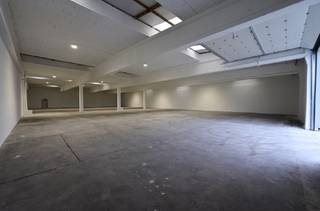 Magazijn van 1610m² met inpandig kanoor 40m² te huur in de industriezone van MalleVOORZIENINGENAutomatische sectionaalpoort met aparte ingangLED...