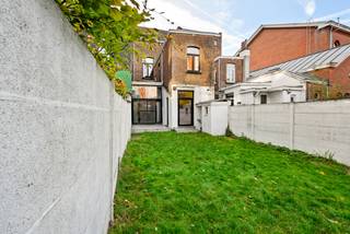 In the prestigious Markgravebuurt, we offer this stately townhouse with a garden. The property stands out for its spacious rooms, functional layout, and excellent location.<br /><br />The ground floor comprises a spacious living room with adjoining dining area and a fully equipped kitchen, both with direct access to the pleasant garden. This layout creates harmony between indoor and outdoor living and offers optimal living comfort.<br /><br />On the mezzanine floor, there is a bright office, perfect for use as a workspace or study area.<br /><br />The first floor features two spacious bedrooms and a fully equipped bathroom. On the second floor, there are two more bedrooms and an additional bathroom, making this property ideal for larger families or those requiring extra space.<br /><br />Additionally, there is a basement providing extra storage space and practical possibilities.<br /><br />This property represents a unique opportunity in one of the most sought-after neighborhoods in the city, characterized by its peaceful surroundings and excellent accessibility.