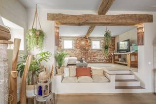 <p>Graag presenteren wij u deze uitzonderlijke, volledig gerenoveerde hoeve gelegen aan de Rue de Louvain in Bevekom. De eigendom werd in 2023–2024 met bijzonder veel oog voor detail en hoogwaardige materialen totaal gerenoveerd, waarbij het authentieke karakter perfect werd gecombineerd met hedendaags wooncomfort. Het geheel is gelegen op een perceel van 2.238 m² en omvat maar liefst 442 m² bewoonbare opp, exclusief de ruime schuur/atelier/loods. De volledig ommuurde binnenkoer zorgt voor optimale privacy en creëert een prachtige, rustige buitenruimte met een heerlijk vakantiegevoel. De hoofdwoning van 276 m² beschikt over een indrukwekkende leefkeuken van 38 m², afgewerkt in Mortex, drie ruime slaapkamers, twee stijlvolle badkamers en een afzonderlijk bureau. De tweede woonentiteit van 146 m² omvat vier slaapkamers, twee badkamers, een warmtepomp en ruimte voor een nog te installeren keuken. Ideaal als kangoeroewoning, gastenverblijf, kantoor, vrij beroep of co-housing. De ruime schuur biedt bovendien tal van mogelijkheden voor opslag, atelier of professionele activiteiten. Tevens is er een mooi gewelfde kelder. De ligging combineert landelijke rust met een vlotte bereikbaarheid richting Leuven, Waver en Tienen. Onder bepaalde voorwaarden kan de aankoop bovendien genieten van het verlaagde registratietarief van 3% in Wallonië. Een unieke eigendom met bijzonder veel karakter, ruimte en mogelijkheden. </p>