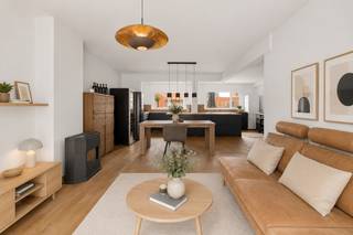 <p>Bent u op zoek naar een verrassend ruime gezinswoning met garage, tuin en een uitstekende ligging in Assebroek? Dan verdient deze instapklare woning in de Kerklaan absoluut uw aandacht.</p><p>Bij het binnenkomen wordt u verwelkomd via de inkomhal met toegang tot de inpandige garage. De lichtrijke leefruimte sluit naadloos aan op de volledig uitgeruste leefkeuken, die uitkijkt op de tuin en het terras. Op het gelijkvloers bevinden zich tevens een praktische berging, wasplaats en afzonderlijk toilet.</p><p>De eerste verdieping telt drie volwaardige slaapkamers en een badkamer. Met een bruikbare vloeroppervlakte van 166 m² biedt deze woning voldoende ruimte voor gezinnen die comfortabel willen wonen. De aangename tuin vormt een ideale plek om te ontspannen, terwijl de garage en extra bergruimte zorgen voor extra gebruiksgemak.</p><p>De woning beschikt over zonnepanelen en behaalt een EPC-label D (399 kWh/m²), waardoor er geen renovatieverplichting van toepassing is.</p><p>Dankzij de centrale ligging bevindt u zich vlak bij scholen, winkels, openbaar vervoer, sport- en ontspanningsmogelijkheden en het historische centrum van Brugge.</p><p>Een ruime gezinswoning met garage, tuin en potentieel op een gegeerde locatie in Assebroek.</p><p>Interesse? </p>