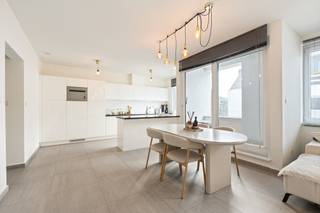 Bent u op zoek naar een gerenoveerd appartement met staanplaats en berging of een interessante investering? Lees dan zeker verder!Dit appartement is...