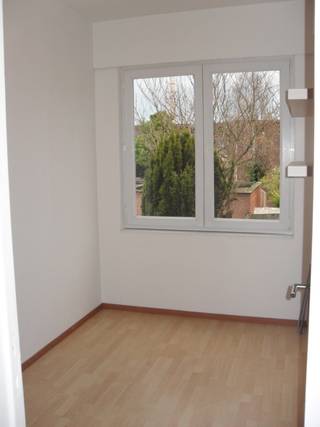 Instapklaar appartement met 2 slaapkamers in hartje Burcht – EPC B – €161000 , ediaal voor starters , OF VOOR INVESTERING 5% OPBRENGST , nabij de E17 en Antwerpen<br />Dit appartement met 2 slaapkamers is ideaal gelegen in de hoofdstraat van Burcht, vlak bij de E17 en op korte afstand van carefour en openbaar vervoer en Antwerpen n Gent . Het appartement biedt comfortabele leefruimtes met een lage gemeenschappelijke kost (60) € en een gunstige EPC-waarde van b , wat betekent dat er geen renovatieplicht is.<br />Bij binnenkomst betreedt u een open leefruimte die overgaat in de eet- en keukenruimte, wat zorgt voor een aangename, open indeling. De keuken is volledig geïnstalleerd en voorzien van een oven, gasfornuis en dampkap. Verder beschikt het appartement over dubbel glas en zijn er rolluiken achteraan en zonwerende screens vooraan.<br />De indeling omvat één volwaardige slaapkamer en een ruime doorloopkamer, die flexibel in te richten is naar uw behoefte. Er is een apart toilet en een badkamer met een douche. Bovendien beschikt u over een balkon om u wasmachine te plaatsen <br />Bij het appartement horen ook twee aparte bergingen beneden in de kelder.<br />Interesse in dit appartement met uitstekende ligging? Aarzel niet en vraag een bezoek aan via het nummer 0468/432614 of 037440733<br />Of : Peter.de.volder10@telenet.be <br /><br />161000€
