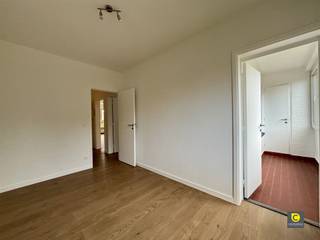 Vernieuwd 2-slaapkamerappartement Dit appartement is gelegen op de tweede verdieping van een kleinschalig gebouw zonder lift. Het heeft een centrale...