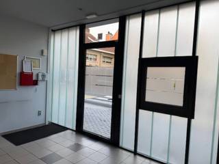 <p><strong>Ruime kantoor- of winkelruimte te huur – Centrum Mol</strong></p>
<p>📍 Gelegen op toplocatie in het hart van Mol, met uitstekende zichtbaarheid en achteringang naar openbare parking (achter de kerk). Deze instapklare ruimte is perfect geschikt voor kantoren, praktijk of handelszaak.</p>
<p><strong>Indeling gelijkvloers:</strong> Onthaalruimte (20 m²), afzonderlijk kantoor (24 m²), ruim landschapskantoor (100 m²), 2 bergruimtes (10 m² en 16 m²), extra kantoor (16 m²), keuken (17 m²) en toilet.<br /><strong>1e verdieping:</strong> Groot kantoor (38 m²) en badkamer met douche, lavabo en toilet.<br /><strong>2e verdieping:</strong> Drie polyvalente ruimtes (16 m², 25 m² en 11 m²).</p>
<p>✅ Meer dan 300 m² bruikbare ruimte<br />✅ Achteringang naar publieke parking<br />✅ Centrale ligging met veel passage<br />✅ Onmiddellijk beschikbaar</p>
<p>📞 Interesse? Neem snel contact op voor een bezoek en ontdek de mogelijkheden!</p>