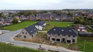 Bienvenue dans ce projet immobilier impressionnant et varié dans la magnifique Kluisbergen, situé au centre entre Oudenaarde, Ronse et Courtrai. Dans la deuxième phase, nous proposons 18 terrains, faisant partie du nombre total de 56 terrains que comprendra ce projet.<br /><br />Ce projet ambitieux sera développé en plusieurs phases. Actuellement, 18 terrains sont disponibles dans la deuxième phase, avec des plans de construction approuvés. D'autres phases seront encore conçues et soumises. Peu importe la phase qui vous intéresse, vous aurez un choix dans le choix des matériaux et des finitions. Si vous décidez rapidement, vous pourrez même participer à l'aménagement de l'espace.<br /><br />Le lot 20 est une construction semi-ouverte sur 333 m² avec un étage et fait partie d'une série de deux maisons mitoyennes. La finition suivra le cahier des charges de haute qualité.<br /><br />Avez-vous des questions ou souhaitez-vous plus d'informations? N'hésitez pas à nous contacter et nous vous guiderons avec plaisir vers votre maison de rêve!