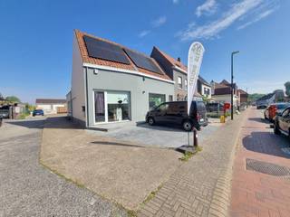 Leuk, kleinschalig handelspand in het centrum van Dudzele. Het pand wordt op heden aangewend als schoonheidssalon. Parkeergelegenheid voor de deur!...