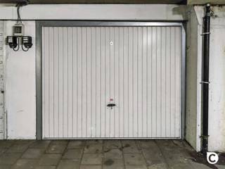 <p><span>Ondergrondse garagebox met manuele garagepoort op zeer goede locatie. </span></p><p><span>Deze ruime garagebox heeft volgende afmetingen: 6,5m diep x 3,1m breed x 2,7m hoog. </span></p><p><span>De garagebox is bovendien voorzien van een individuele elektriciteitsmeter. </span></p><p><span>Huurprijs 140 euro/mnd - Provisiekosten: 5 euro/mnd</span></p><p><span> </span></p><p><span>Voor meer informatie of een bezoek, stuur een mail naar verhuur@coprimmo.be</span></p><p><span> </span></p>