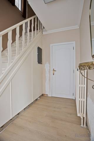 <strong>Woning met 3 slaapkamers en knappe tuin op centrale ligging in Beverlo</strong><br /><br />Deze woning in de Zuidstraat in Beverlo geniet van een uitstekende ligging langs een belangrijke verbindingsweg. Scholen, winkels en openbaar vervoer bevinden zich in de onmiddellijke omgeving. Dankzij de vlotte verbinding bereik je snel Beringen-centrum en de omliggende gemeenten, met de E313 vlakbij. Een ideale combinatie van bereikbaarheid en wooncomfort.<br /><br />Bij het binnenkomen via de inkomhal (7,38m²) kan je zowel de woonkamer als de keuken betreden. De woonkamer (32,82m²) geniet van veel natuurlijke lichtinval dankzij ramen aan voor- en achterzijde en is uitgerust met een gezellige houtkachel en een nieuwe laminaatvloer. De volledig vernieuwde en moderne keuken (15m²) is praktisch ingericht en voorzien van alle toestellen: koelkast, vaatwasser, oven, microgolf en spoelbak. Verder bevindt zich op het gelijkvloers de badkamer (8,30m²) met nieuwe douche, nieuw toilet en enkele lavabo, een technische ruimte (9,25m²) met aansluiting voor wasmachine en een aparte berging (1,2m²).<br />Een extra troef is de veranda (15,14m²), deze bestaat volledig uit glas en is voorzien van een automatische luifel.<br /><br />Op de eerste verdieping zijn er drie slaapkamers, waarvan twee ruime kamers (9,24m², 15m² en 15m²), evenals een extra kamer (4,18m²) die kan dienen als dressing, bureau of berging.<br /><br />Er is ook een kelder (9m²) en een zolder aanwezig, die beide kunnen worden gebruikt als extra bergruimte.<br />Achteraan de woning is een heel grote en zuid gerichte tuin waar je in alle rust kan genieten. Voor de wagen is er een garagebox voorzien.<br /><br /><strong>Waarom is deze woning een interessante opportuniteit?</strong><br />De huidige eigenaars hebben reeds belangrijke renovaties uitgevoerd, waardoor de koper enkel nog de esthetische afwerking naar eigen smaak moet uitvoeren.<br /><br />Reeds uitgevoerde werken:<br />De elektriciteit werd volledig conform gemaakt (AREI-conform)<br />EPC-label D werd behaald<br />Alle waterleidingen in de woning werden vernieuwd<br />Een warmtepompboiler werd geplaatst<br />De golfplaten van het oude tuinhuis werden verwijderd<br /><br />De centrale verwarming gebeurt via stookolie. De berekende energiescore bedraagt 331 kWh/(m² jaar), wat overeenkomt met energielabel D. Hierdoor is er geen renovatieplicht van toepassing.<br />Kortom, deze woning biedt een kans om ze volledig te personaliseren, terwijl belangrijke renovaties al voor jou werden aangepakt.<br /><br />Spreekt deze leuk woning jullie aan? Contacteer ons via info@bosmanvastgoed.be voor meer info of een bezoek ter plaatse. Wij helpen jullie graag verder!