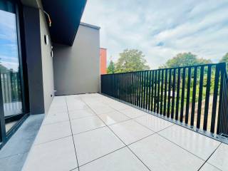 Vous recherchez un appartement qui se démarque de tout ce qui est actuellement sur le marché ? Ce duplex villa exceptionnel situé sur la Quatrième Lansierslaan à Tienen allie espace, luxe et un niveau de finition rarement vu. Sans exagération, l’un des appartements les plus élégants et de qualité de Tienen.<br /><br />L’appartement et ses étages sont très accessibles grâce à la présence d’un ascenseur desservant tous les niveaux.<br /><br />Dès l’entrée, la finition haut de gamme attire immédiatement l’attention. Le vaste séjour avec cheminée à gaz dégage chaleur et élégance et s’ouvre parfaitement sur une cuisine ouverte hyperéquipée, dotée d’appareils de qualité, dont une cave à vin intégrée. Dans tout l’appartement, des matériaux durables, des aménagements sur mesure et des placards encastrés d’une qualité exceptionnelle ont été choisis, conférant une atmosphère intemporelle et luxueuse.<br /><br />Le duplex comprend trois chambres à coucher complètes, une salle de bains élégante avec baignoire et douche, deux toilettes et une buanderie pratique. De plus, vous profiterez d’une agréable terrasse et d’un jardin commun partagé avec un seul autre appartement, créant une ambiance unique de calme et d’intimité.<br /><br />Sur le plan pratique, cet appartement est également très performant. Un garage est disponible, pouvant accueillir deux voitures en enfilade. Un point de recharge électrique pour voiture électrique est également prévu. Vous disposez en outre d’une cave privée spacieuse.<br /><br />L’emplacement est un atout majeur : à distance de marche de la gare ferroviaire et routière de Tienen, avec une connexion rapide vers Louvain, Bruxelles et les principaux axes routiers.<br /><br />Un logement pour ceux qui ne veulent faire aucun compromis entre confort, style, espace et emplacement. Ce n’est pas un appartement standard, mais une expérience de vie unique d’un niveau exceptionnel.