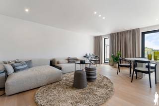 <p>Ruim exclusief (217m²) en energiezuinig villa-appartement met 3 tot 4 slaapkamers, een dressing, 2 badkamers en ruim zonneterras.<br /><br />BESCHRIJVING:<br />Bent u op zoek naar een recente, instapklaar appartement met hoogwaardige afwerking, drie slaapkamers, twee badkamers en een uitzonderlijk ruim (zonne) terras? Dan zal dit prachtig appartement u ongetwijfeld weten te bekoren.<br />Dit ruim (217m²) energiezuinig villa-appartement combineert hedendaags wooncomfort met een doordachte indeling, kwalitatieve materialen en een aangename lichtinval dankzij de grote raampartijen.<br /><br />INDELING:<br />Via de inkomhal op het gelijkvloers bereikt u de eerste verdieping waar zich de leefruimte bevindt. Hier geniet u van een ruime woonkamer met aansluitende eetruimte en een volledig uitgeruste open keuken met kookeiland. De grote schuiframen zorgen voor een overvloed aan natuurlijk licht en bieden directe toegang tot het ruime terras van ca. 32 m², waar u in alle rust kunt genieten van het open en groene uitzicht. Aansluitend aan de keuken bevindt zich een praktische berging die voldoende ruimte biedt voor extra opslag en technieken.<br /><br />Verder beschikt deze verdieping over een ruime slaapkamer met aansluitende dressing (hier kan ook makkelijk een 4de slaapkamer van gemaakt worden (aparte ingang reeds voorzien), een stijlvolle badkamer uitgerust met ligbad, dubbele wastafel en inloopdouche, een afzonderlijk gastentoilet en een royale nachthal.<br /><br />De tweede verdieping omvat twee tot drie (afhankelijk van uw behoefte) bijkomende slaapkamers, ook ideaal als logeer- of bureauruimte. <br />Daarnaast bevindt zich hier een tweede moderne badkamer met inloopdouche en wastafel, evenals een afzonderlijk toilet.<br /><br />Dankzij de recente bouw (BJ 2022), de kwalitatieve afwerking en de doordachte indeling vormt dit appartement de ideale combinatie tussen ruimte, comfort en energiezuinig wonen op een rustige locatie in Sint-Katelijne-Waver/Mechelen. <br />Het appartement bevindt zich op een boogscheut van Mechelen centrum en heeft een prima verbinding via verscheidene uitvalswegen.<br /><br />Wenst u meer info en/of een bezoek ter plaatse? Aarzel niet en contacteer onze vastgoedverantwoordelijke via het nummer 015 70 70 00 of mail naar keerbergen@deboerenpartners.be.<br /><br /><strong>Bijzonderheden:</strong><br />Kleine VME (slechts 2 woonentiteiten)<br />lage gemeenschappelijke kosten<br />Ruime lichtvolle leefruimte door grote raampartijen.<br />4 slaapkamers (mogelijkheid tot 3 slaapkamers en een dressing)<br />Gebruik van kwalitatieve materialen (parket, vloeren,...)<br />Ruim zonneterras van ca. 32 m²<br />2 autostaanplaatsen inbegrepen<br />Energiezuinig: A-Label - E11 - 16 kWh/m² (vloerverwarming)<br />Voldoende bergruimte aanwezig<br />Veel natuurlijke lichtinval</p>