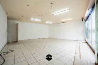 Zeer commercieel gelegen HANDELSPAND met studio en opslagruimte!Zeer centraal gelegen handelsruimte tussen Leuven en Mechelen langsheen commerciële...