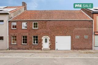 Vous recherchez un projet de rénovation à multiples facettes avec une superficie de terrain généreuse et de nombreuses possibilités d'extension ? Cette maison de caractère, située au 212 de la Mellestraat à Heule, constitue la base idéale pour réaliser la maison de vos rêves. Située sur un magnifique terrain de pas moins de 588 m², cette propriété combine un emplacement idéal avec un espace utile étonnamment important.<br /><br />Agencement de la maison<br />- Hall d'entrée spacieux et accueillant avec toilettes séparées <br />- Espace de vie lumineux avec une vue fantastique sur le jardin<br />- cuisine ouverte donnant accès au garage, au hall et au jardin<br />- Sous-sol sec et pratique<br />- Trois chambres spacieuses et complètes et une salle de bain<br />- Rangement supplémentaire, grenier avec options d'agrandissement<br />- Garage spacieux et polyvalent, idéal pour votre voiture, votre espace de rangement ou votre atelier<br />- Buanderie séparée et salle de rangement pratique pour tous vos équipements de jardinage et de travail<br />Grenier surélevé très spacieux au-dessus du rangement/garage qui offre un énorme potentiel de rangement supplémentaire, un studio ou des extensions créatives<br /><br />Vous recherchez une maison à vendre à Heule/Kortrijk avec beaucoup d'espace et de possibilités ?<br />Vous souhaitez obtenir plus d'informations sur cette propriété ou vous souhaitez visiter le site ? Contactez Michelle Decoutere (0493 25 46 81 - michelle.decoutere@dewaele.com) <br /><br />Le bien est proposé selon la formule Pre-sale. Du 05/09/2026 13:30 au 08/09/2026 12:00, vous pouvez visiter la maison sur rendez-vous et faire une offre. Le prix affiché est un prix indicatif. Pour plus d'informations, veuillez contacter le responsable du dossier.<br /><br />Ce bien est soumis à l'obligation de rénovation imposée par le gouvernement flamand pour les bâtiments résidentiels (sauf en cas de démolition dans les 5 ans suivant l'achat). Pour plus d'informations, veuillez consulter le site web de l'Agence flamande de l'Énergie et du Climat via https://www.vlaanderen.be/een-woning-kopen/renovatieverplichting-voor-residentiele-gebouwen<br /><br />Registre des mesures: en cours de demande<br /><br />Les images générées par l’IA sont fournies en guise d'inspiration. Elles ne tiennent pas compte des spécifications techniques, ni des renseignements urbanistiques, ni des possibilités concrètes de réalisation.