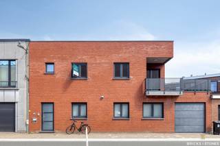 <p>Gelegen in een rustige en residentiële wijk, op de grens van Mortsel met Hove, vinden we in een kleinschalig gebouw dit instapklare appartement.<br />De zeer ruime en lichtrijke woon- en leefruimte bevindt zich vooraan en sluit en suite aan op de open keuken. Deze is praktisch ingedeeld, voorzien van alle toestellen.<br />Via de woonkamer, met grote raampartijen, is er toegang tot het zonnige terras aan de achterzijde gelegen.<br /><br />Het appartement beschikt over twee slaapkamers (ca. 14 m² en 9 m²) en een ingerichte badkamer met grote inloopdouche, bad en dubbele wastafel met meubel. Een apart gastentoilet is eveneens aanwezig.<br />Daarnaast is er een extra grote garage waar eveneens aansluiting voor wasmachine en droogkast is én via de garage kan je eveneens naar het terras. <br /><br />Extra troeven: het volledige appartement is uitgerust met automatische rolluiken, heeft een gunstige EPC-score en zeer lage gemeenschappelijke kosten.<br /><br />Dit appartement is geschikt voor maximaal drie personen en is beschikbaar vanaf 01/12/2025.</p>