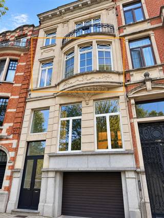 <p><span>Cet appartement de caractère se situe dans une magnifique maison de maître à Louvain, alliant architecture authentique et atmosphère chaleureuse. Sa façade élégante, ses hauts plafonds, ses moulures raffinées, ses parquets en bois et ses cheminées en marbre lui confèrent un charme unique.</span></p><p><span>Le séjour lumineux offre suffisamment despace pour aménager un coin salon et une salle à manger confortables. Grâce aux grandes fenêtres, lappartement bénéficie dune belle luminosité naturelle. La cuisine attenante est équipée des appareils nécessaires et dispose dun îlot central pratique.</span></p><p><span>Lappartement comprend une chambre ainsi quune salle de bains équipée dune baignoire, dun lavabo et de toilettes.</span></p><p><span>À larrière du bâtiment, une petite terrasse permet de profiter tranquillement de lextérieur.</span></p><p><span>Sa situation constitue également un atout : lappartement se trouve à proximité de la gare de Louvain, ainsi que de nombreux commerces et autres commodités. Des possibilités de stationnement sont disponibles dans la rue, devant le bâtiment.</span></p><p><span>Intéressée ? Contactez-nous au 078 48 47 00 ou consultez notre site web : <span>https://www.ap-p.be</span></span></p>