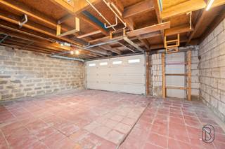 <p>Welkom in deze <strong>ruime gezinswoning</strong> in de rustige <strong>Breughellaan, 9840</strong>. Met een bewoonbare oppervlakte van ca. <strong>160 m²</strong> verdeeld over drie niveaus en een perceel van <strong>281 m²</strong>, biedt dit huis comfort, ruimte en veel mogelijkheden om het helemaal naar eigen wens in te richten.</p>
<p>Op het gelijkvloers vind je een lichte en gezellige leefruimte, aansluitende keuken, badkamer, apart toilet en een <strong>veranda</strong> die uitkijkt op de tuin. De <strong>garage met achteruitweg</strong> verhoogt het wooncomfort.</p>
<p>Op de eerste verdieping bevinden zich <strong>3 slaapkamers</strong>, terwijl de zolder kan worden omgevormd tot extra slaapkamer, bureau of hobbyruimte. De tuin biedt een groene en gezellige buitenruimte om te ontspannen, te spelen of te tuinieren.</p>
<p><strong>FAQ – Indeling &amp; Troeven</strong><br /><strong>Wat maakt deze woning uniek?</strong><br />Ruime gezinswoning met 4 slaapkamers, aparte garage en tuin in een rustige buurt, perfect om je droomwoning te realiseren.</p>
<p><strong>Voor wie is deze woning ideaal?</strong><br />Voor gezinnen, koppels of iedereen die een ruime woning zoekt met veel mogelijkheden en comfort.</p>
<p>Te koop via <strong>Immo Beguin</strong>, jouw vastgoedexpert sinds 2009.</p>