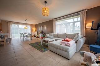 <strong>De ligging</strong><br />Deze <strong>instapklare en ruime woning</strong> is gelegen vlakbij het centrum van Kruishoutem nabij allerhande winkels, horeca, de op- en afrit van de autosnelweg, etc. U geniet hier van een uitstekende bereikbaarheid. De buslijn bevindt zich op wandelafstand. <br /><br /><strong>De woning</strong><br />De woning dateert van 2002 en bevat een bewoonbare oppervlakte van maar liefst 241 m². Er zijn ondermeer <strong>5 slaapkamers</strong> ter beschikking.<br /> <br /><strong>De indeling</strong><br />Gelijkvloers: inkom met apart toilet - slaapkamer 1 - living - keuken - garage met berging.<br />Verdieping: nachthal - slaapkamer 2 - slaapkamer 3 - slaapkamer 4 - slaapkamer 4 en badkamer.<br />Ruime zolder, tuin en terras.<br /> <br /><strong>Kenmerken</strong><br />- CV op mazout<br />- dubbel glas<br />- energiezuinig: EPC: 188 kWh/m² jaar - <strong>B-label</strong><br /> <br />Beschikbaarheid: 01/12/2026<br /> <br />Voor meer info of een bezoek reageer via het contactformulier of stuur naar info@hckinvest.be