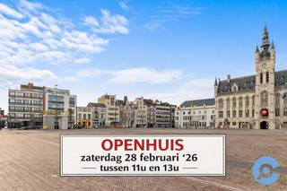 <strong>OPENHUIS 28 Januari 2026 tussen 11u en 13u</strong><br /><br />Instapklaar, recent gerenoveerd appartement op de eerste verdieping van een kleinschalig gebouw pal op de Markt van Sint-Niklaas.<br /><br />U komt binnen via een ruime inkomhal met apart gastentoilet en berging, waarna de open leefruimte meteen indruk maakt. Authentieke elementen zoals de visgraatparket en de marmeren sierschouw zijn behouden en krijgen extra cachet door de overvloedige lichtinval via de hoge raampartijen.<br />De halfopen, praktisch ingerichte keuken biedt alles wat u van een hedendaagse keuken verwacht en is afgewerkt met een gezellige ontbijt- en aperitiefbar zodat de kok nooit alleen is.<br />Achteraan liggen twee zeer ruime slaapkamers die uitgeven op een patio van circa 10 m², goed voor natuurlijke lichtinval en ventilatie.<br />De badkamer is uitgerust met dubbele wastafel, inloopdouche en toilet, en voorziet plaats voor wasmachine en droogkast.<br /><br />Extra pluspunten: renovatie met oog voor detail, gunstig EPC (label B), overal hoogrendementsbeglazing, conforme elektriciteit, asbestvrij, videofoon, aparte kelderberging en een gloednieuwe hoogrendementsketel.<br />Parkeren kan in de ondergrondse parking van de Grote Markt op abonnementsbasis.<br /><br />Vragen of een bezoek plannen na het bekijken van de foto’s en virtuele tour? Bel Nico via 0475/50 92 09.